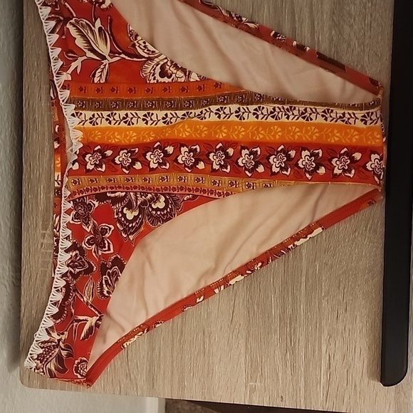 Cupshe Folk Customs Shell Stitch Cheeky Bikini - Top Medium, Bottoms Large - Picture 11 of 12